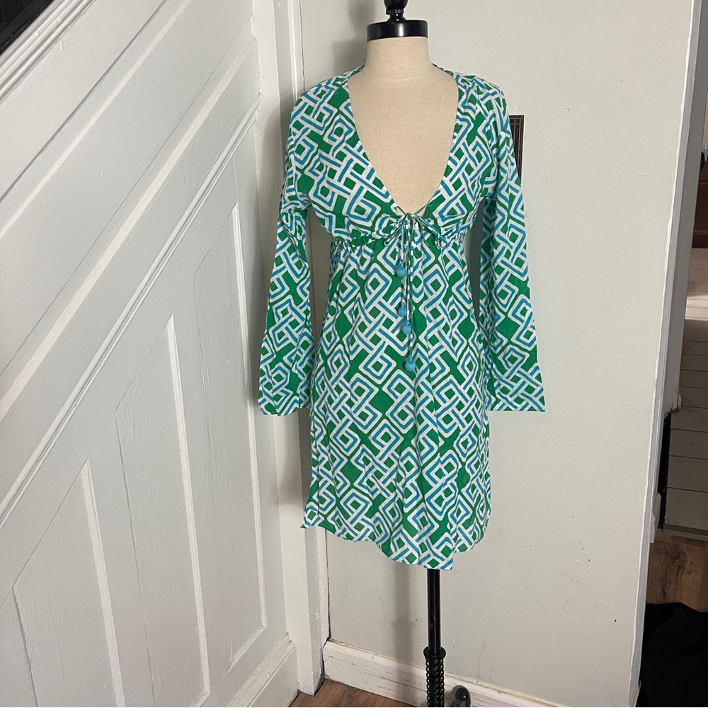Echo Green and White Geometric Top